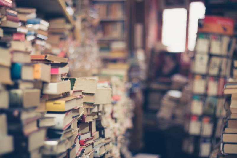ecommerce-PEONE-min_books_stack_book_store_stack_of_books_2nd_hand_retro_hipster_shop-829090
